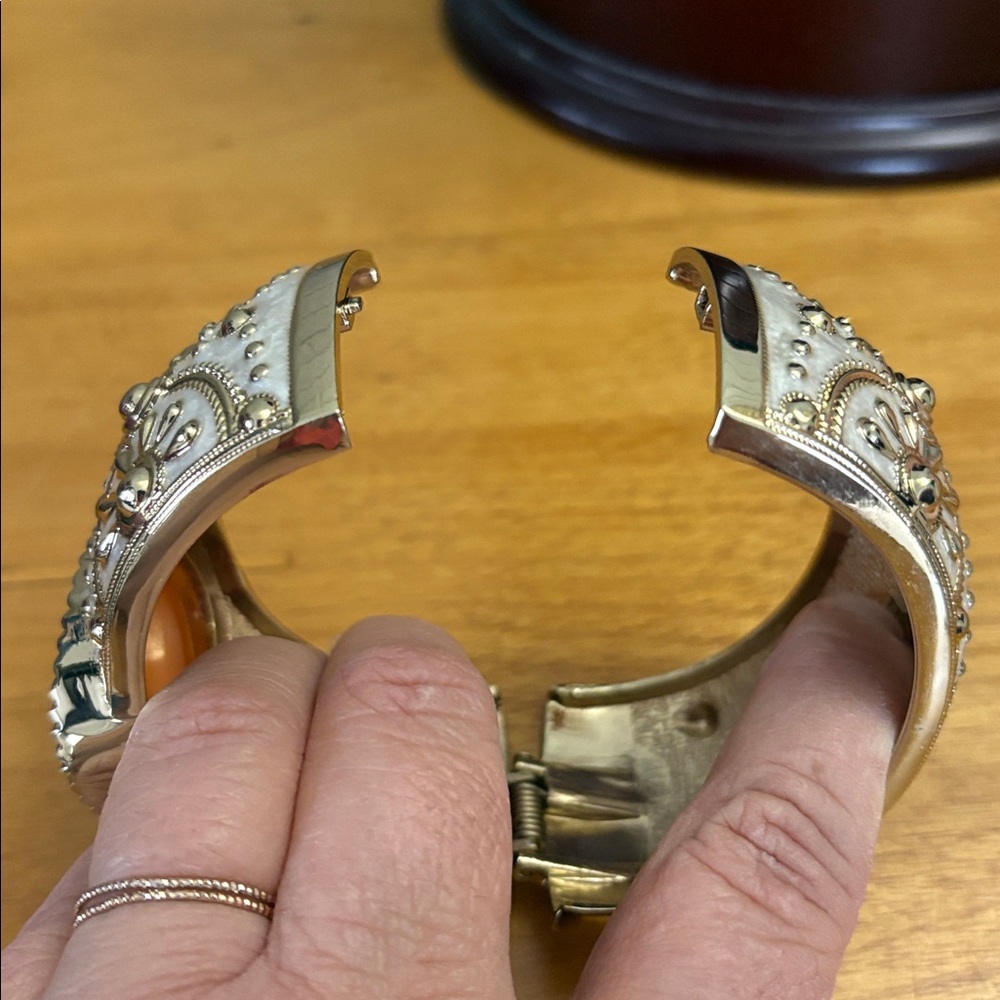 Amedeo Cameo La Piazetta Clamp Bracelet Bangle Hinged Gold Tone Cream Enamel EUC - Picture 7 of 12